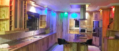 Grand réfrigérateur, micro-ondes, four, lave-vaisselle