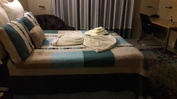 Quarto casal conforto, para não fumantes | Escrivaninha, ferros/tábuas de passar roupa, Wi-Fi de cortesia