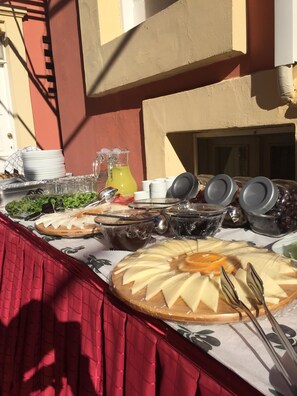 Free daily buffet breakfast - Antik Ridvan Hotel (Cesme)