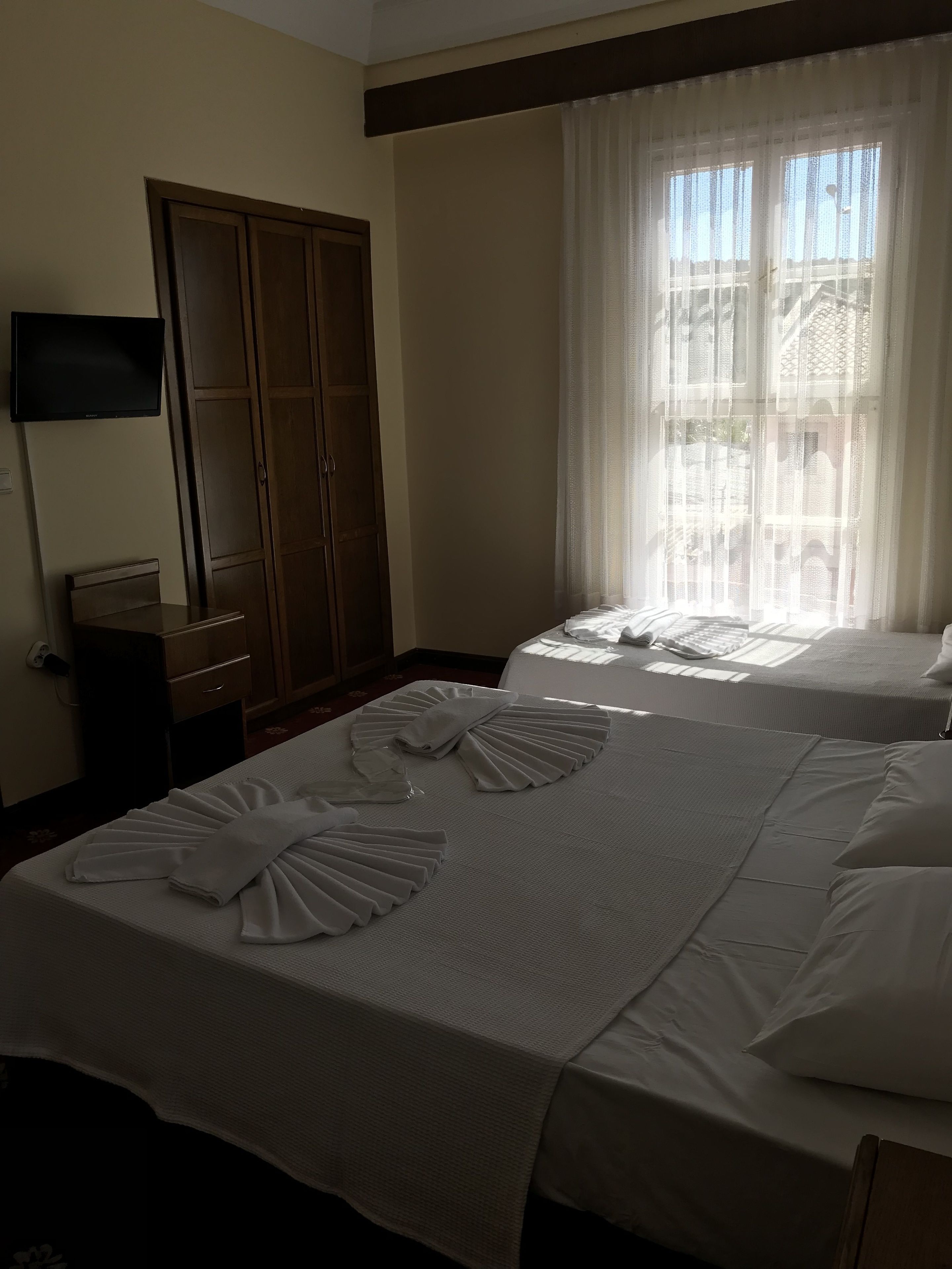 Kamar Double atau Twin Standar | Brankas, meja kerja, dan Wi-Fi gratis