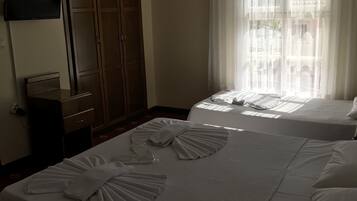 Kamar Double atau Twin Standar | Brankas, meja kerja, dan Wi-Fi gratis