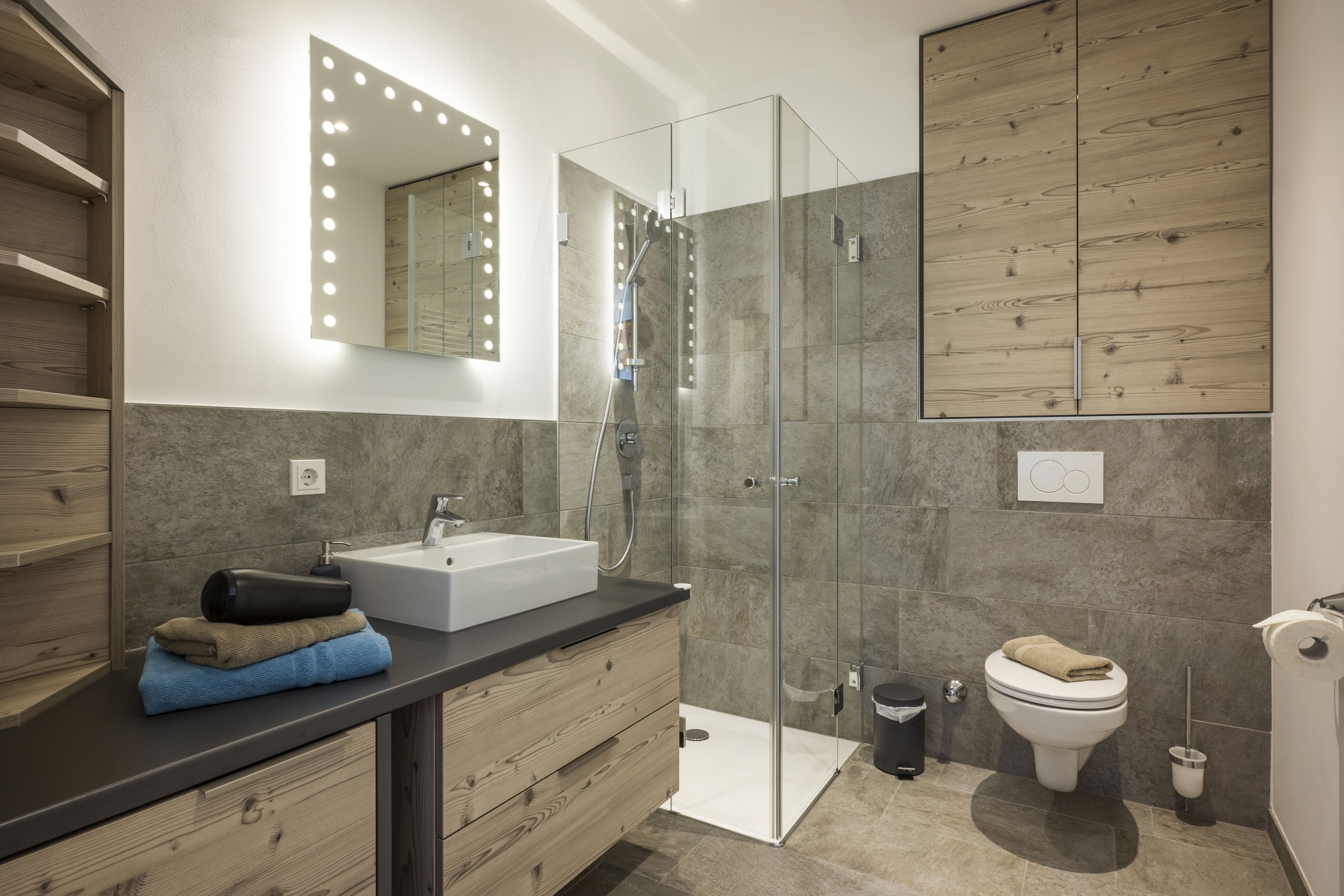 apartment, accessible, non smoking | bathroom | shower, free toiletries, hair dryer, towels