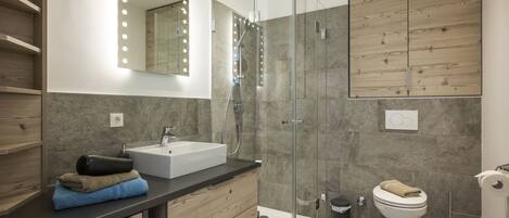 Apartment, Accessible, Non Smoking | Bathroom | Shower, free toiletries, hair dryer, towels