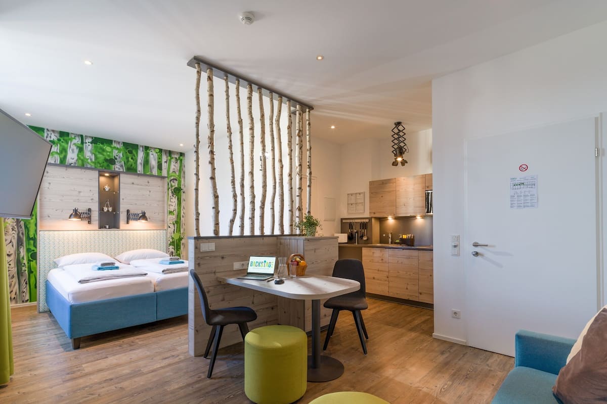 Apartment, barrierefrei, Nichtraucher | Wohnbereich | 42-Zoll-Flachbildfernseher mit Kabelempfang, Fernseher