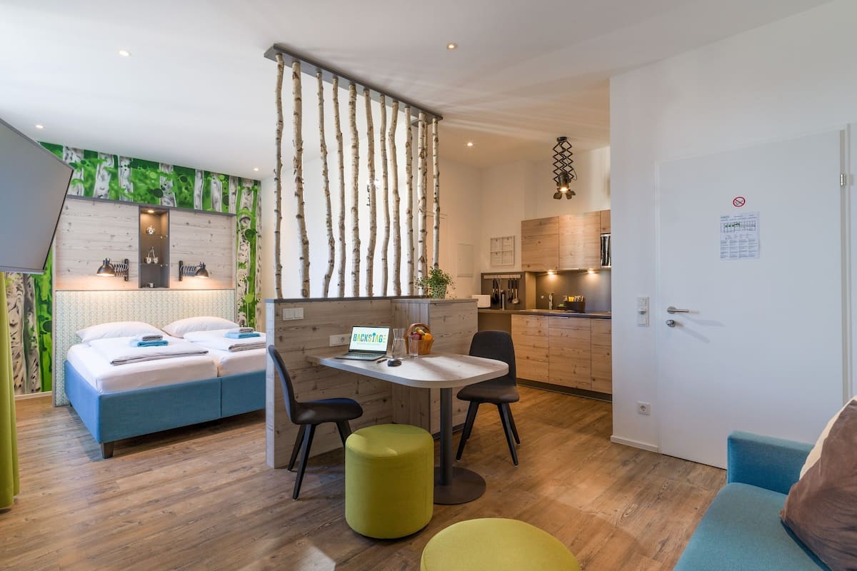 Apartment, barrierefrei, Nichtraucher | Wohnbereich | 42-Zoll-Flachbildfernseher mit Kabelempfang, Fernseher