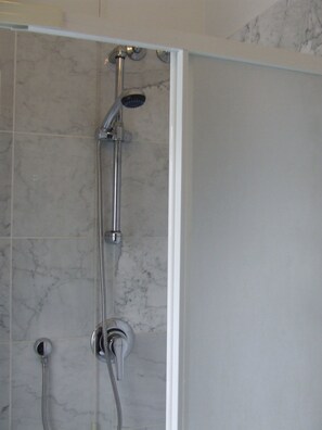 Basic-Einzelzimmer | Dusche im Bad