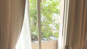 A room with a sliding glass door leading to a balcony. - Hotel Naviglio (Pietrasanta)