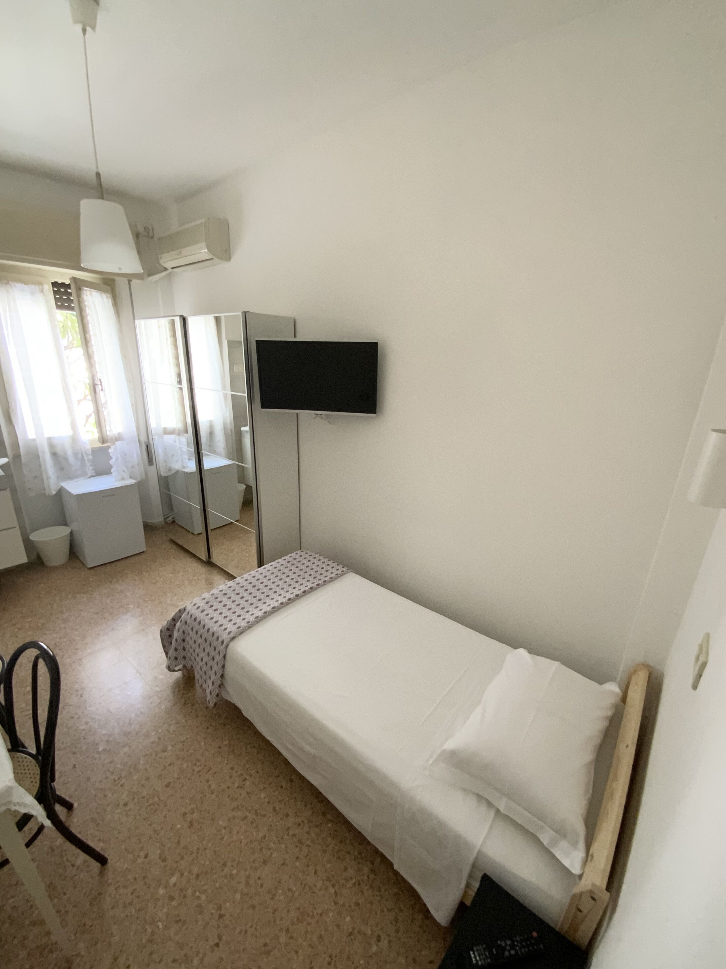 Escritorio, wifi gratis y ropa de cama 