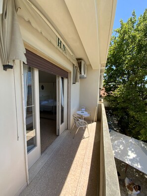 Triple Room | Desk, free WiFi, bed sheets - Hotel Naviglio (Pietrasanta)