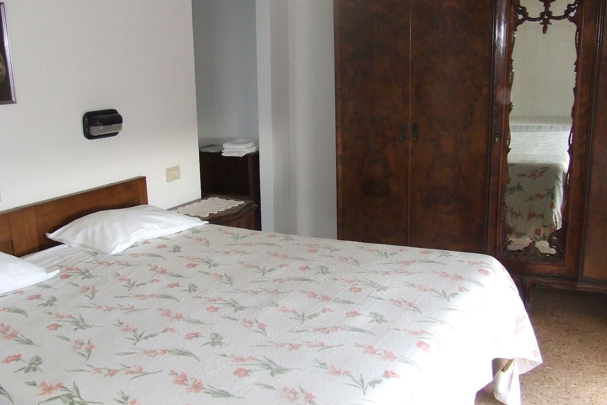 Standard Double Room | Desk, WiFi (free), bed sheets