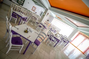 Se ofrece un desayuno bufé (40 RON por persona)