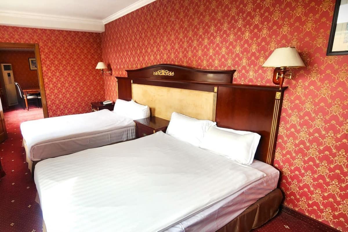 Habitación familiar, 2 habitaciones | Minibar, escritorio, espacio para trabajar con un portátil