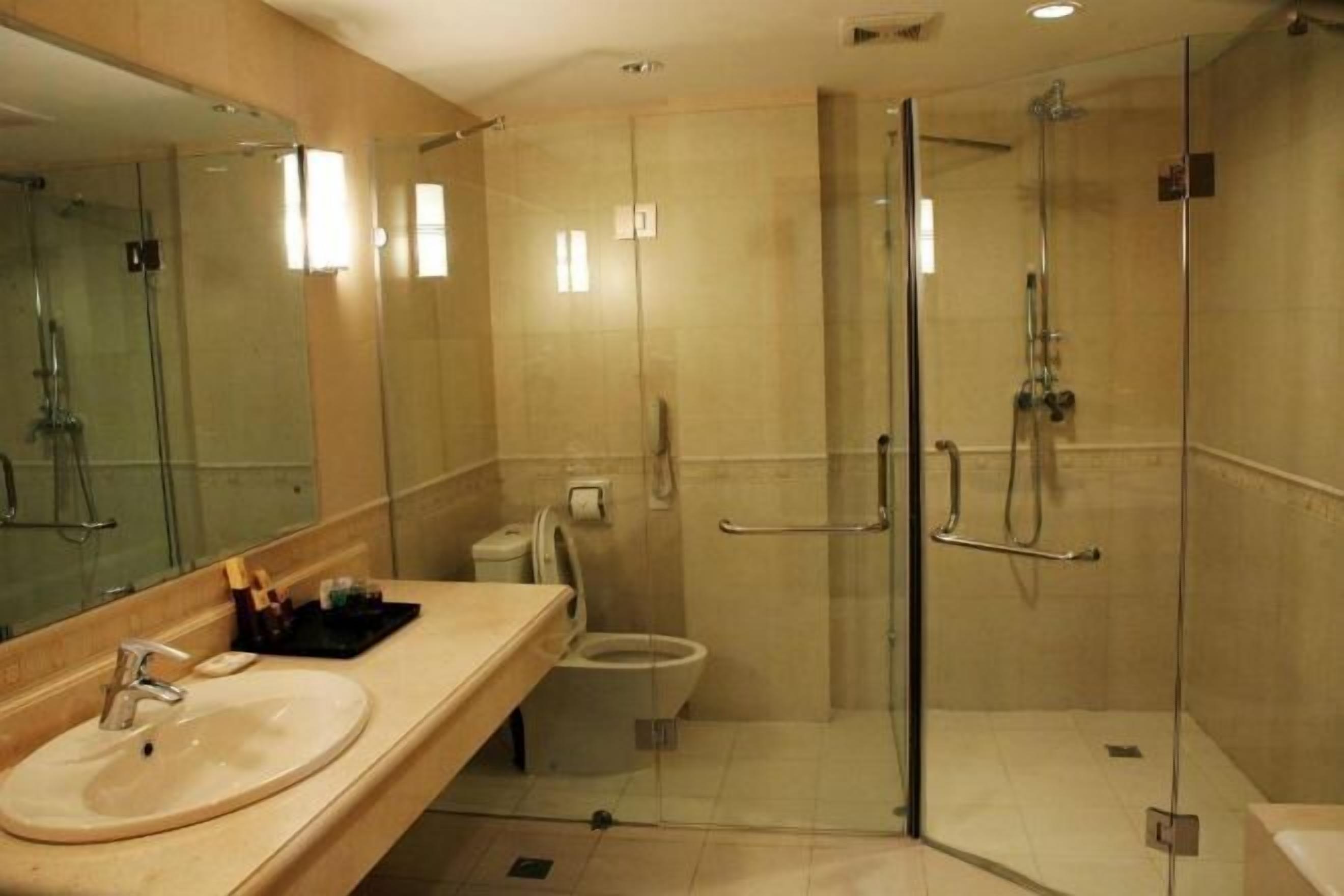 Ensemble douche/baignoire, sèche-cheveux, chaussons, serviettes fournies