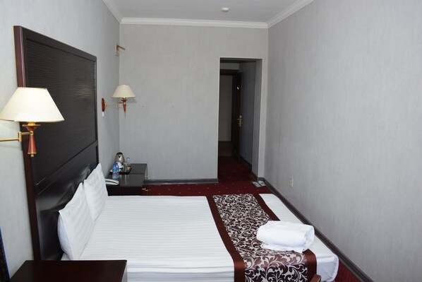 Minibar, bureau, espace de travail pour ordinateur portable