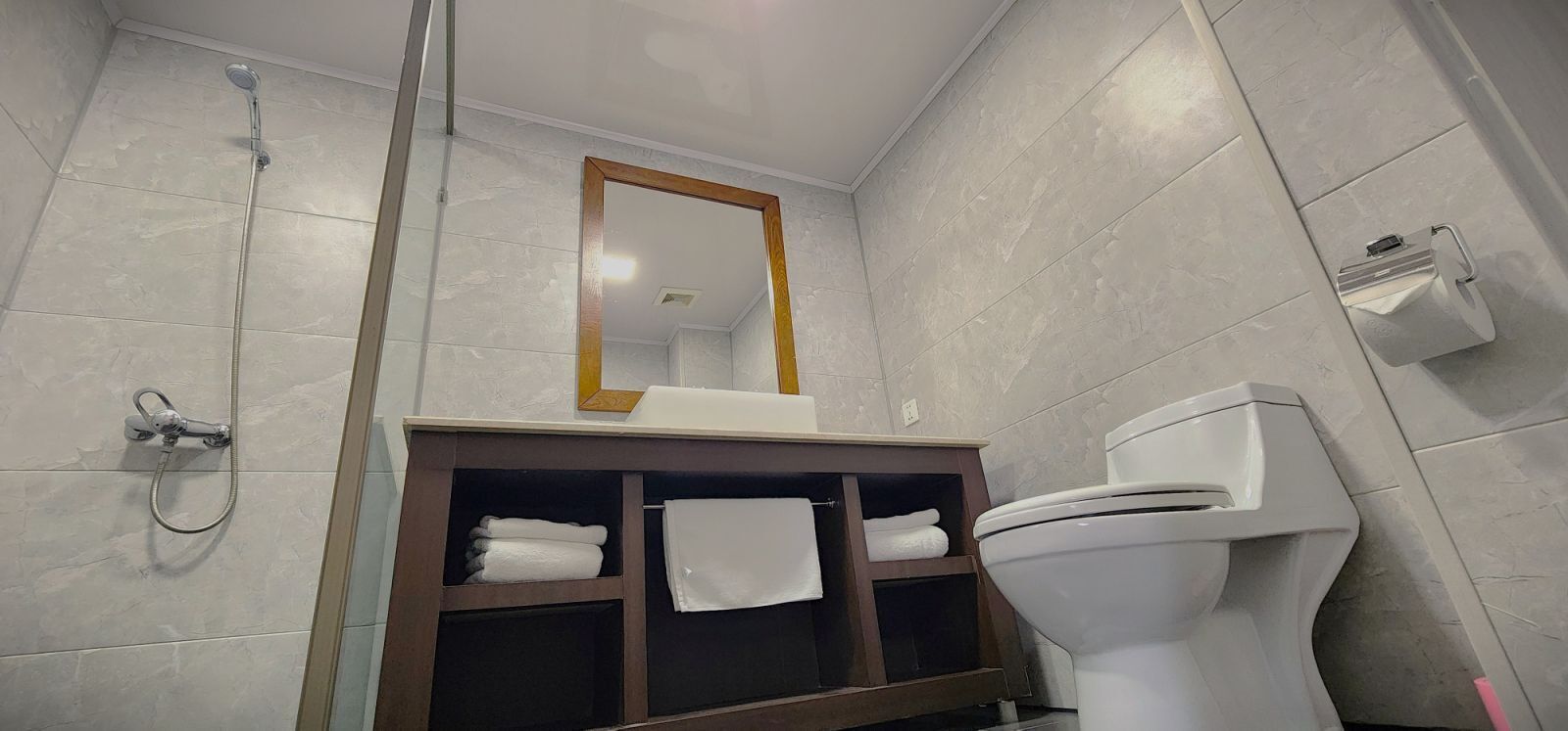 Combined shower/bathtub, hair dryer, slippers, towels