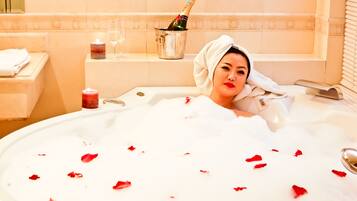 Baðker með sturtu, hárblásari, inniskór, handklæði