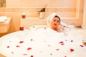 Ensemble douche/baignoire, sèche-cheveux, chaussons, serviettes fournies