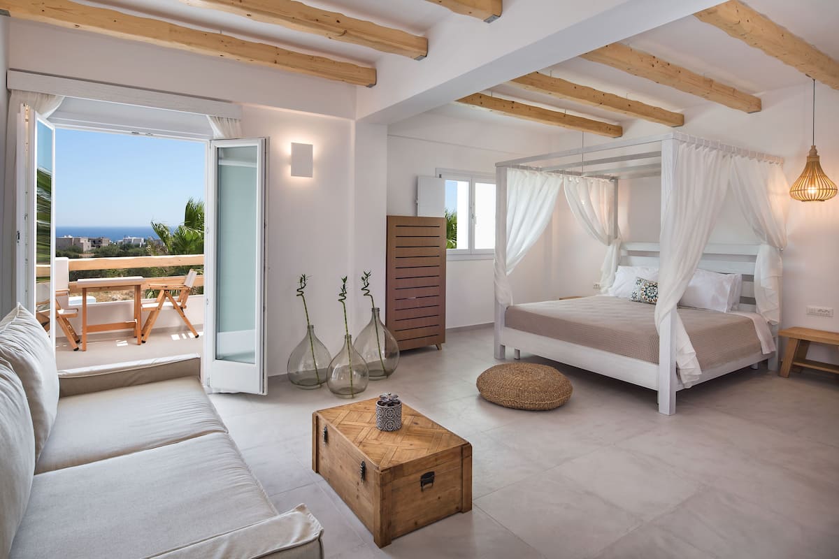 Honeymoon Suite, Hot Tub, Sea View | 1 bedroom, minibar, in-room safe, desk