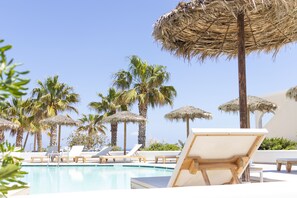 Outdoor pool, pool umbrellas, pool loungers - Casa Vitae Suites (Santorini)