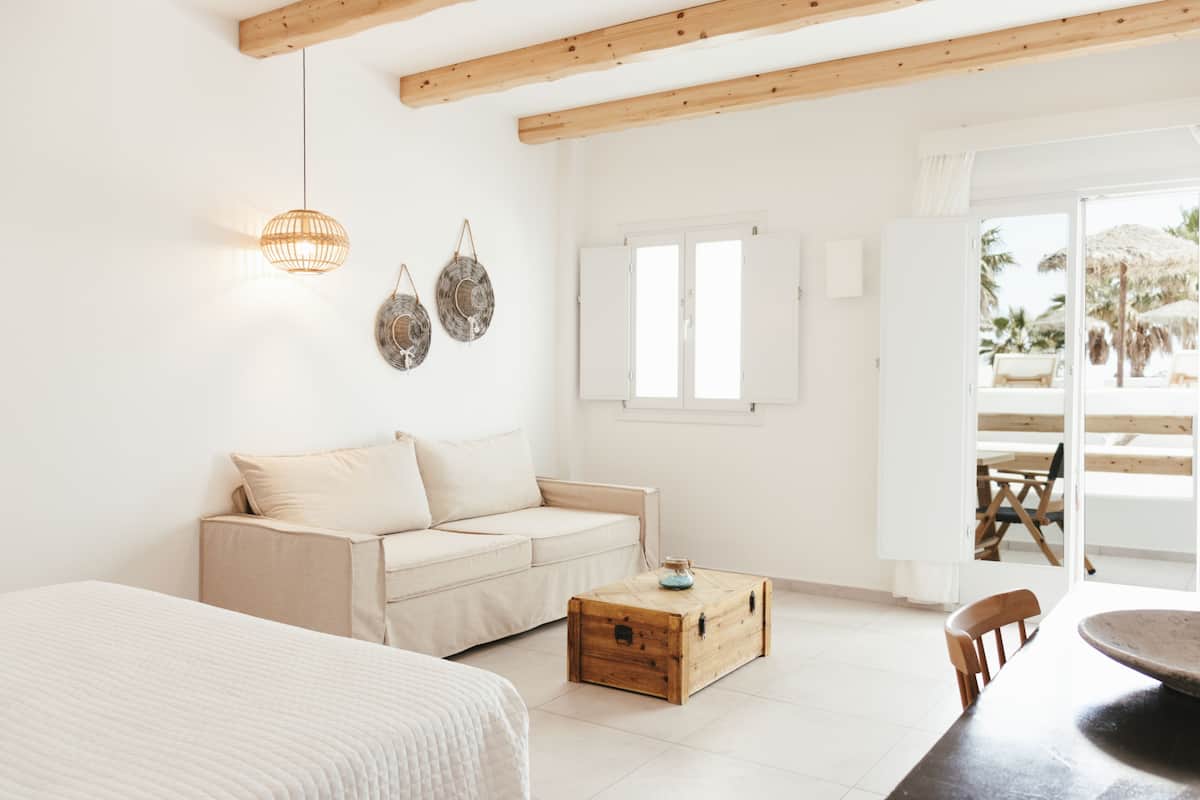 Junior Suite, Hot Tub | 1 bedroom, minibar, in-room safe, desk