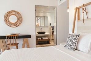 Minibar, caja de seguridad en la habitación y escritorio 