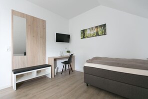 Escrivaninha, quartos à prova de som, Wi-Fi de cortesia, roupa de cama