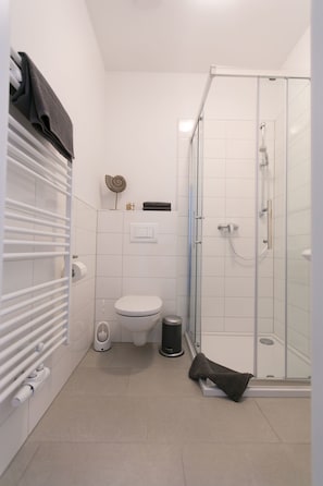 Shower, towels - Zimmervermietung Reichert (Lage)