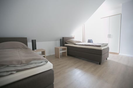 Escritorio, sistema de insonorización, wifi gratis y ropa de cama