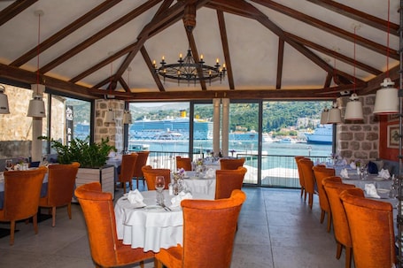 Restaurant. Bova Luxury Rooms