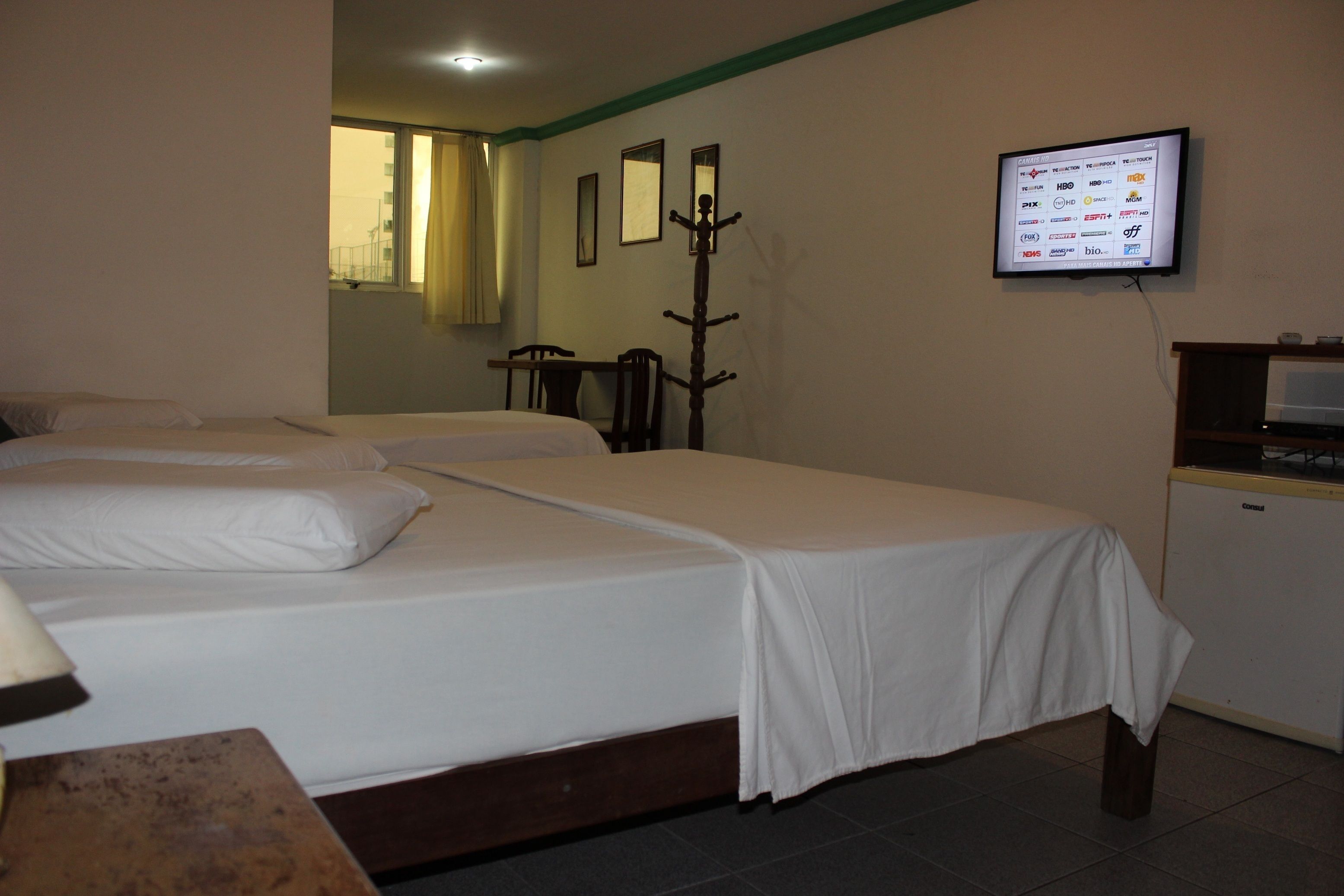 Frigobar, cofres nos quartos, escrivaninha, cortinas blackout