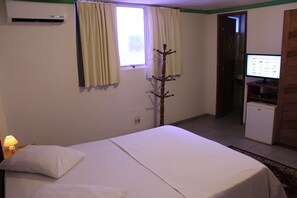 Minibar, in-room safe, desk, blackout drapes - Hotel Pousada da Praça (Recife)