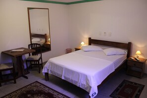 Minibar, in-room safe, desk, blackout drapes - Hotel Pousada da Praça (Recife)