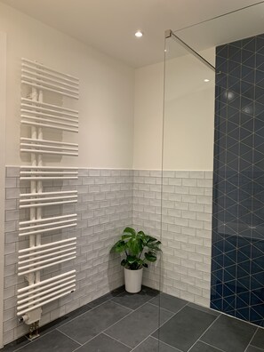 Baignoire et douche séparées, baignoire relaxante profonde