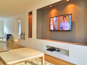 Departamento de lujo, 2 habitaciones, con acceso para personas discapacitadas, balcón | Sala de estar | Televisión de pantalla plana, películas con cargo y oficina