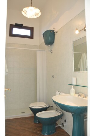Quarto casal | Banheiro | Chuveiro, secador de cabelo, bidê, toalhas de banho
