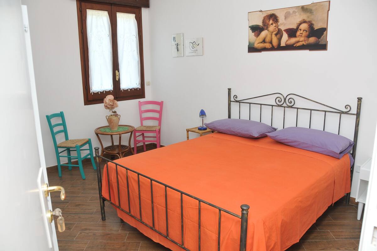 Minibar, free WiFi, bed sheets