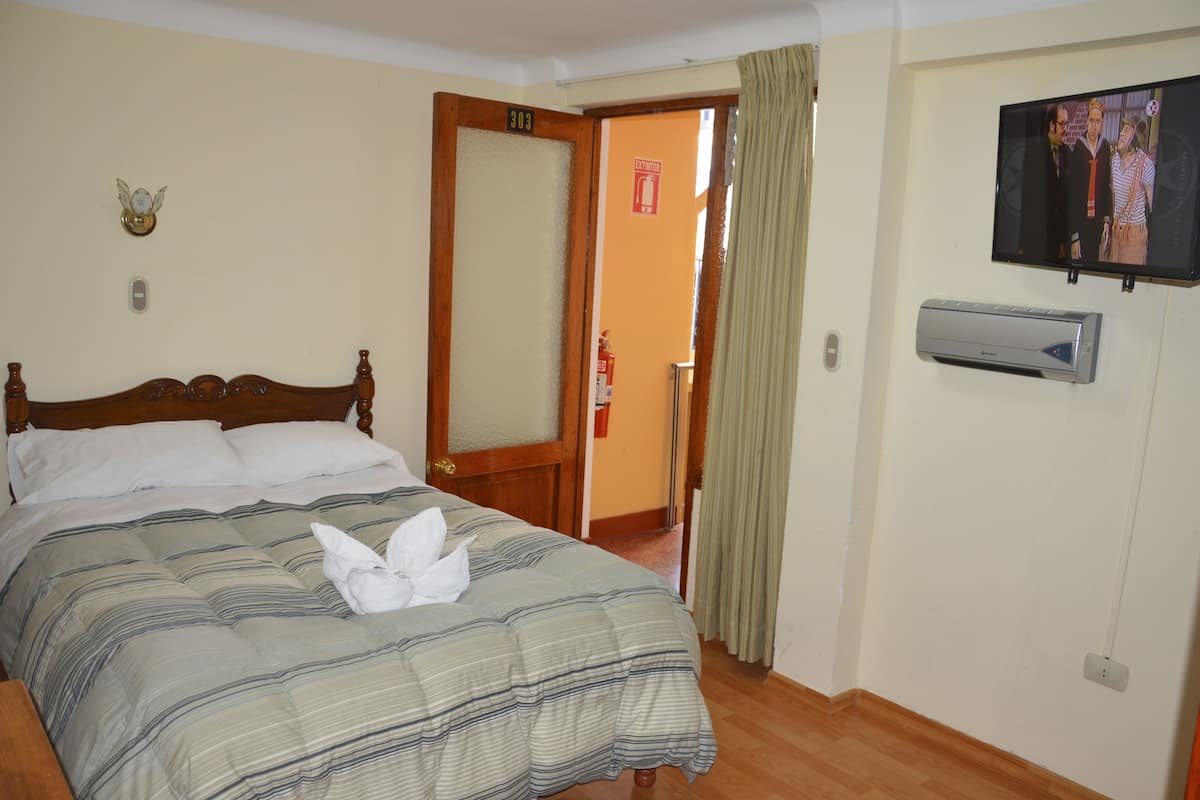 Single Room | In-room safe, desk, soundproofing, iron/ironing board