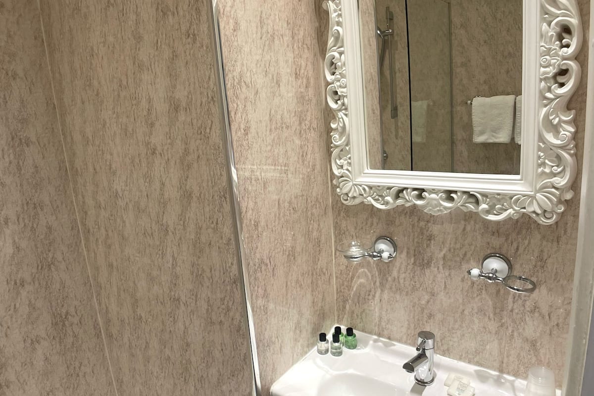 standard double room | bathroom | hair dryer, towels, soap, shampoo