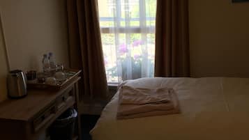 Ropa de cama de alta calidad, camas con pillow-top y escritorio