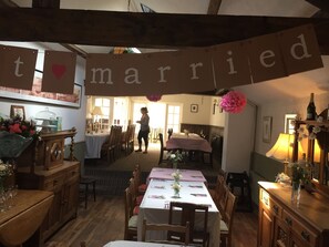Lunch and dinner served - The New Court Inn (Usk)