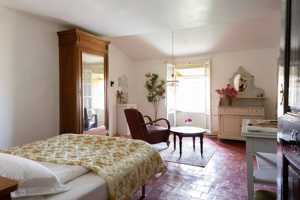 Free cots/infant beds, free WiFi, bed sheets