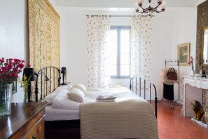 Free cots/infant beds, free WiFi, bed sheets