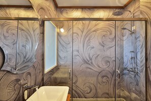 Deluxe Room, Balcony, Sea View | Bathroom