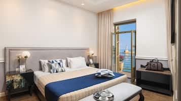 Lakosztály, 1 hálószobával, pezsgőfürdő, kilátással a tengerre | Széf a szobában, íróasztal, hangszigetelés és vasaló/vasalódeszka