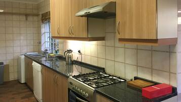Standard House, 3 Bedrooms, Kitchen, Garden Area | Dapur peribadi | Peti sejuk/penyejuk beku saiz penuh, ketuhar gelombang mikro, ketuhar