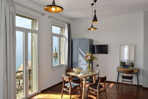One Bedroom Suite with Sea view | Servicio de comidas en la habitación