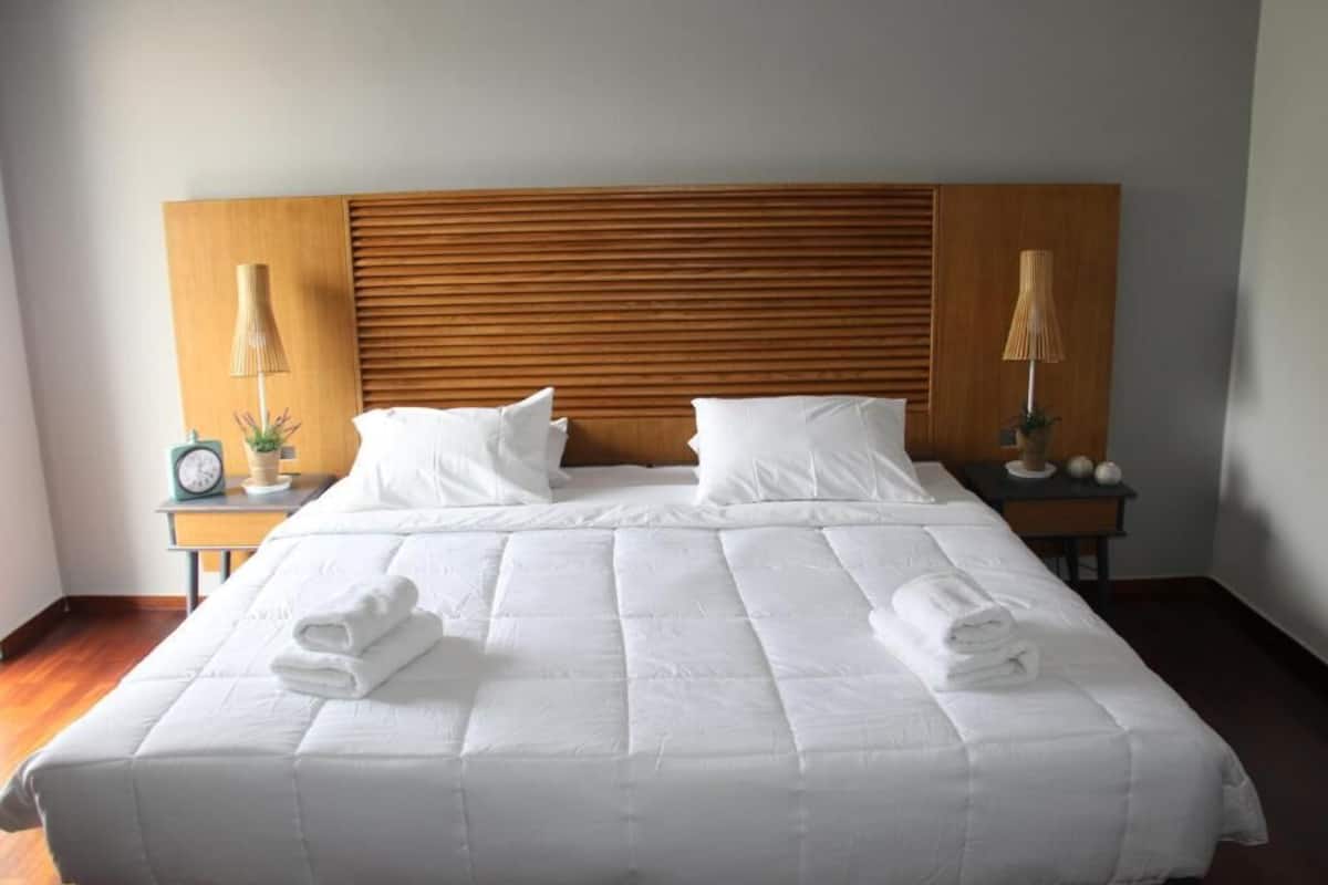 Superior Room with Balcony | 1 slaapkamer, een kluis op de kamer, een bureau, geluiddichte muren