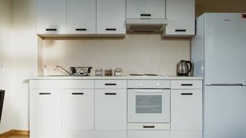 Geladeira, fogão, cooktop, chaleira elétrica