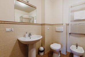 Appartement | Salle de bain | Douche, articles de toilette (gratuits), séchoir à cheveux