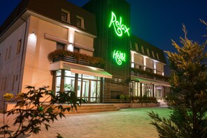 Vista frontal de la propiedad por la tarde o noche